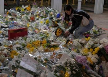 Hong Kong Remembers Fire Victims as Investigators Search for Remains