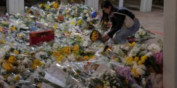 Hong Kong Remembers Fire Victims as Investigators Search for Remains