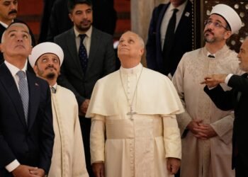 Pope Leo Tours Istanbul's Blue Mosque on Inaugural Overseas Visit