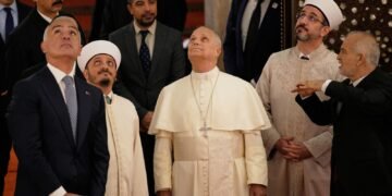 Pope Leo Tours Istanbul's Blue Mosque on Inaugural Overseas Visit