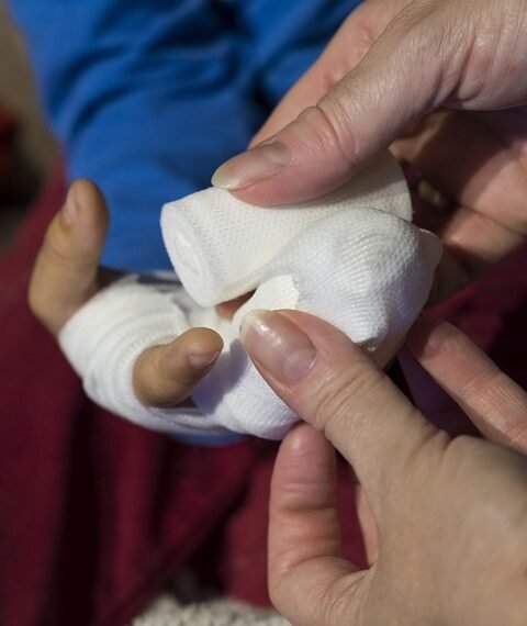 basics of first aid for common injuries