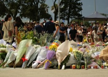 Chaos Erupts at Bondi Beach: From Celebration to Memorial After Siege