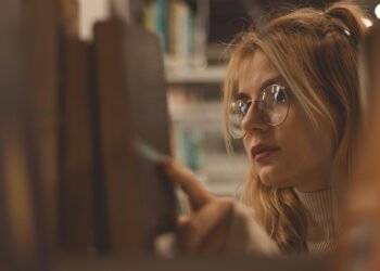 how the human brain processes information