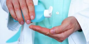 difference between viruses and bacteria