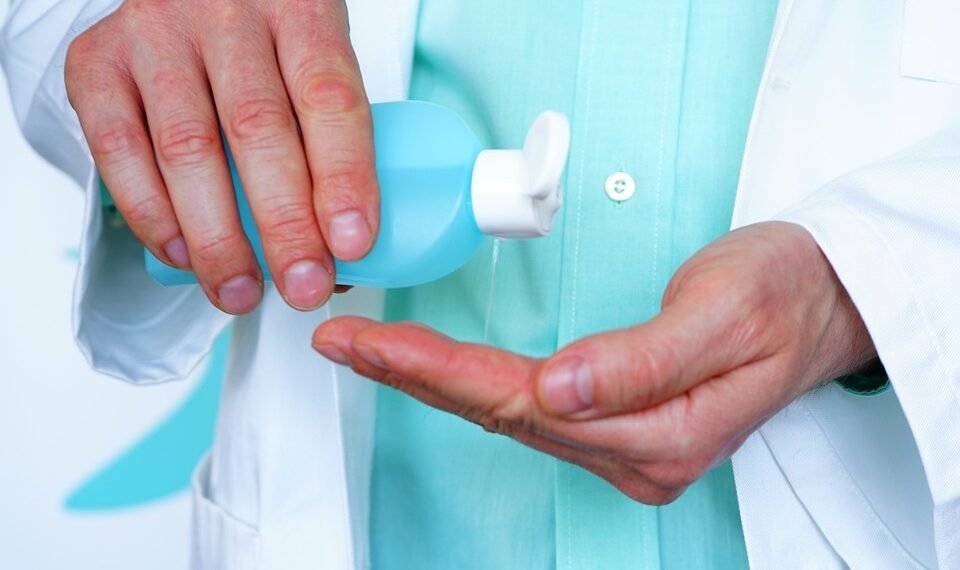 difference between viruses and bacteria