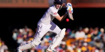 England Struggles with Early Wickets in Second Test Against Australia