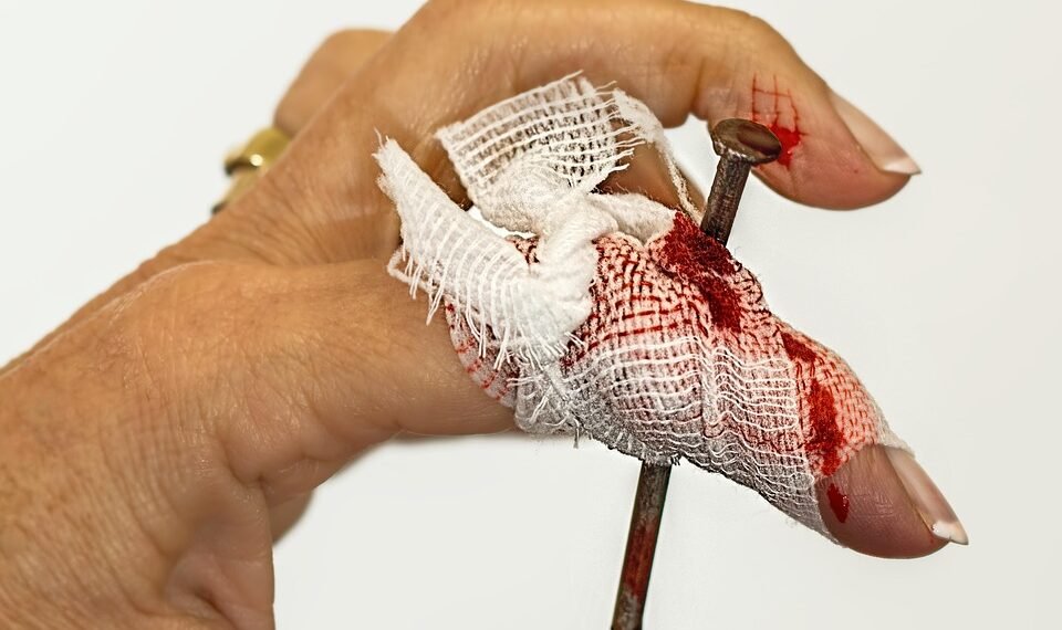 basics of first aid for common injuries