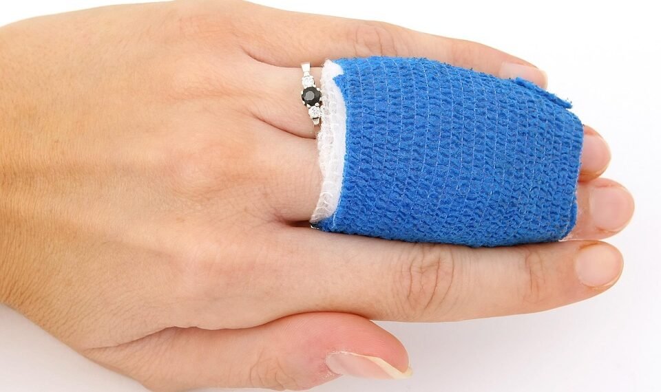 basics of first aid for common injuries