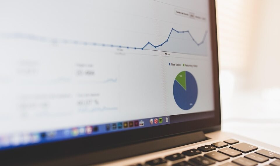 how businesses use data analytics