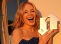 Kylie Minogue Achieves First Christmas Number One in the UK Charts