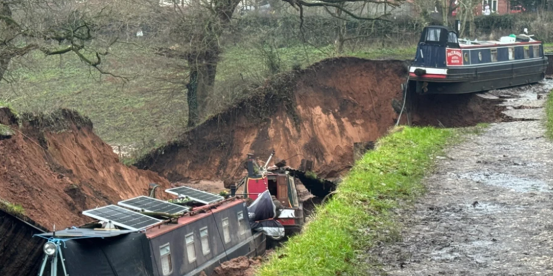Major Incident Declared as Sinkhole Drains Canal, Swallows Narrowboats