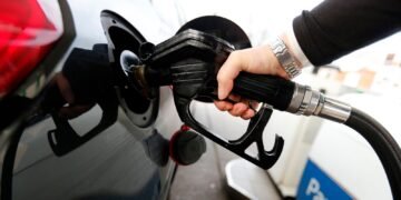 Oil Prices Drop While Petrol Costs Remain Steady: What's Behind the Difference?