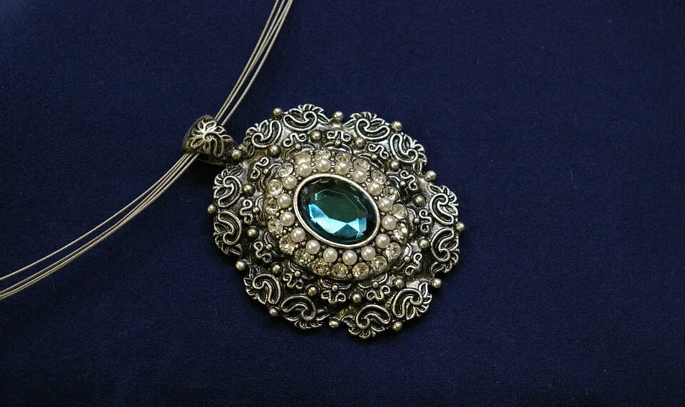 how jewellery enhances outfit styling