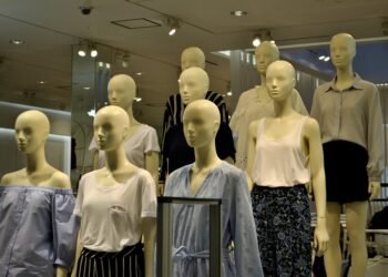 how fashion merchandising works in retail