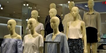 how fashion merchandising works in retail