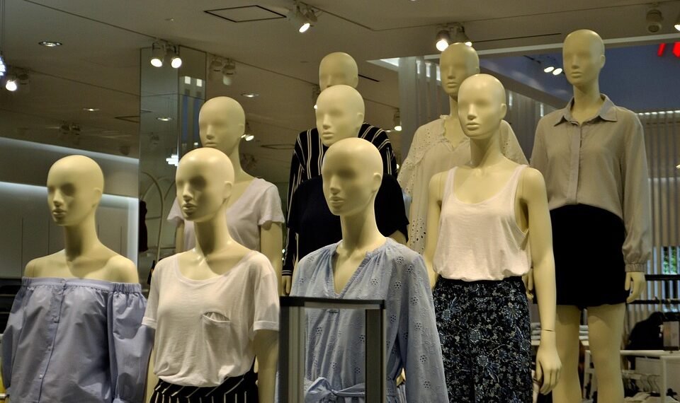 how fashion merchandising works in retail