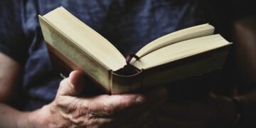 how the human brain processes information