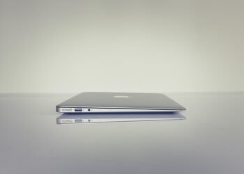 how minimalist fashion styling works