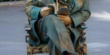 role of public administration in society