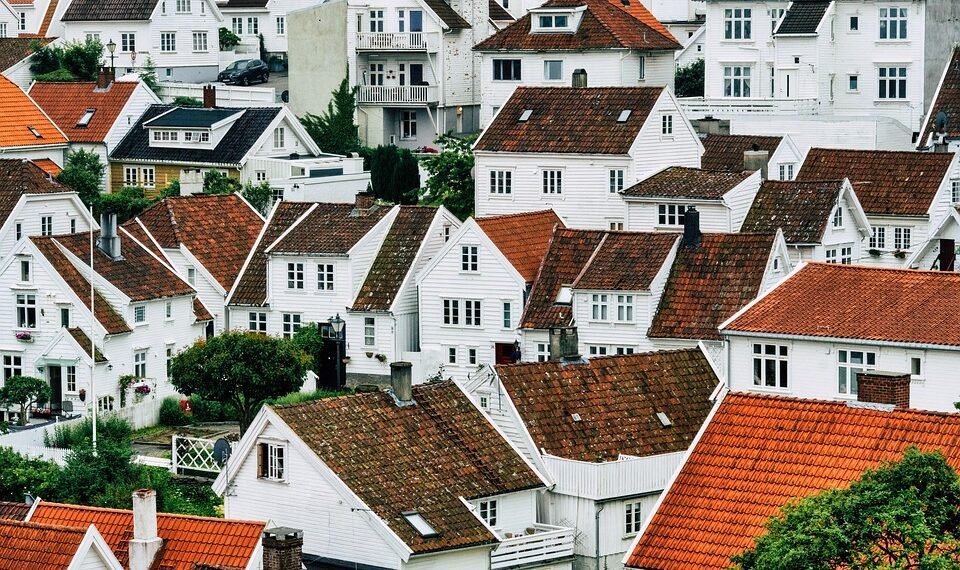 difference between the house of commons and house of lords