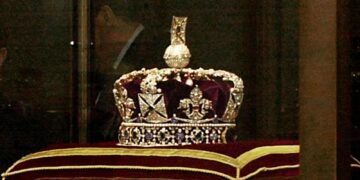 Tower of London Closes After State Crown Display Case Defaced