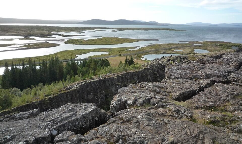 how earthquakes happen plate tectonics explained