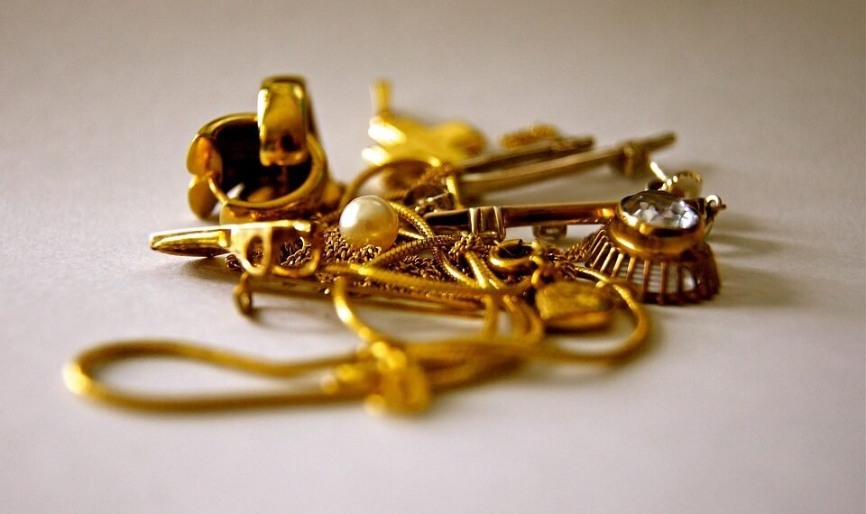 how inflation and deflation differ