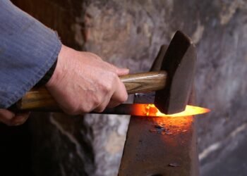 how chemical bonds form ionic vs covalent