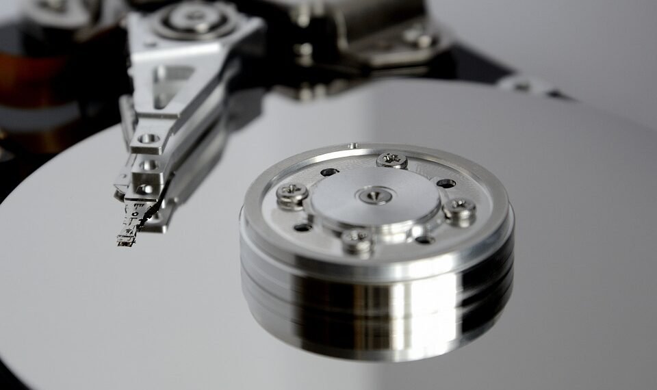 how databases store and manage information