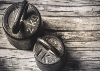 difference between mass and weight in physics