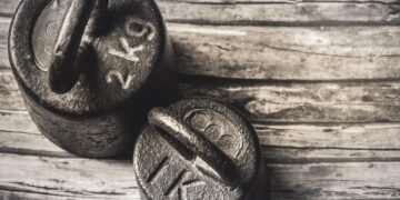 difference between mass and weight in physics