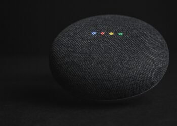how digital assistants process voice commands
