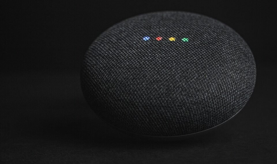 how digital assistants process voice commands