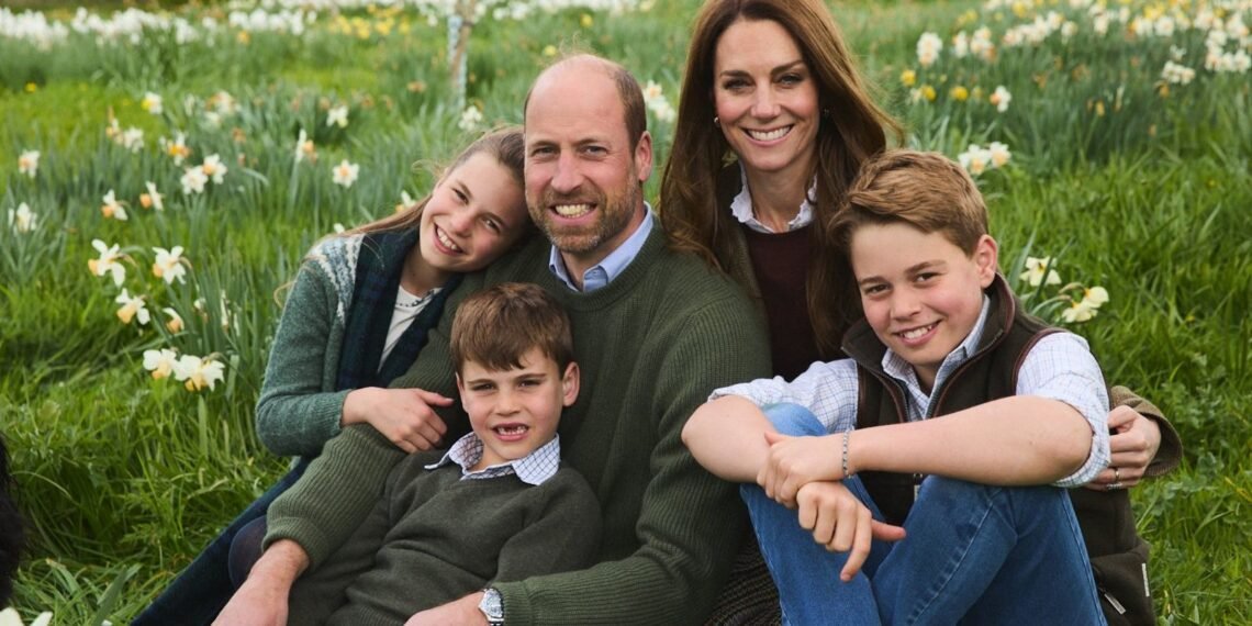 William and Kate Share Christmas Card Featuring Family Photo with Their Children