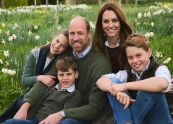 William and Kate Share Christmas Card Featuring Family Photo with Their Children
