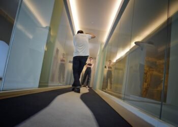 how fashion weeks work behind the scenes