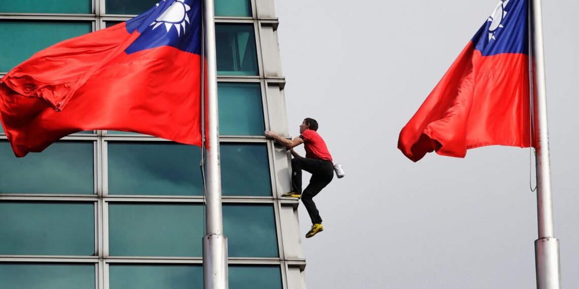 Climber Alex Honnold Ascends Taipei 101 Skyscraper Without Ropes