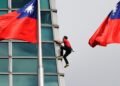 Climber Alex Honnold Ascends Taipei 101 Skyscraper Without Ropes