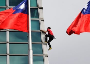 Climber Alex Honnold Ascends Taipei 101 Skyscraper Without Ropes