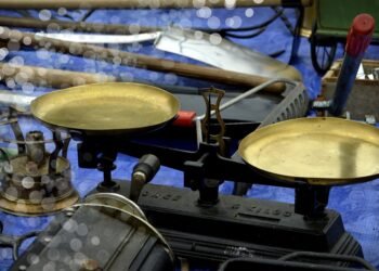 difference between mass and weight in physics