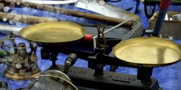 difference between mass and weight in physics