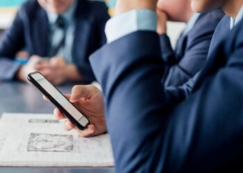 Education Secretary Advocates for All-Day Phone Ban in Schools