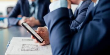 Education Secretary Advocates for All-Day Phone Ban in Schools