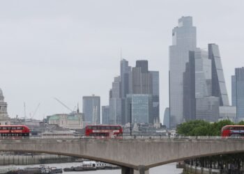 FTSE 100 Executives' Pay Surpasses Typical Worker Salary in Under Three Days