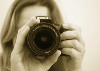 how digital cameras capture and store images