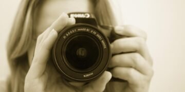 how digital cameras capture and store images