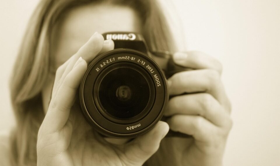 how digital cameras capture and store images