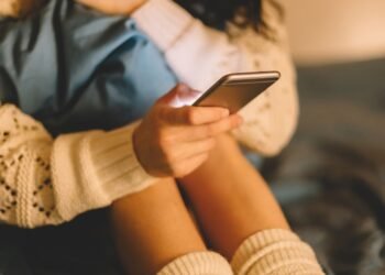 Home Secretary Advocates Social Media Ban for Children, Excludes Police Involvement