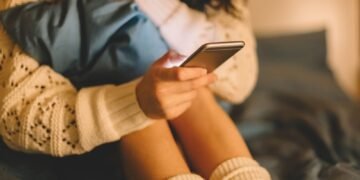 Home Secretary Advocates Social Media Ban for Children, Excludes Police Involvement