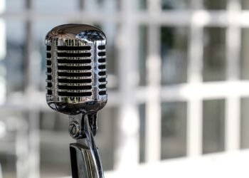 how digital assistants process voice commands